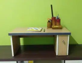 Meja laptop. Meja lesehan.