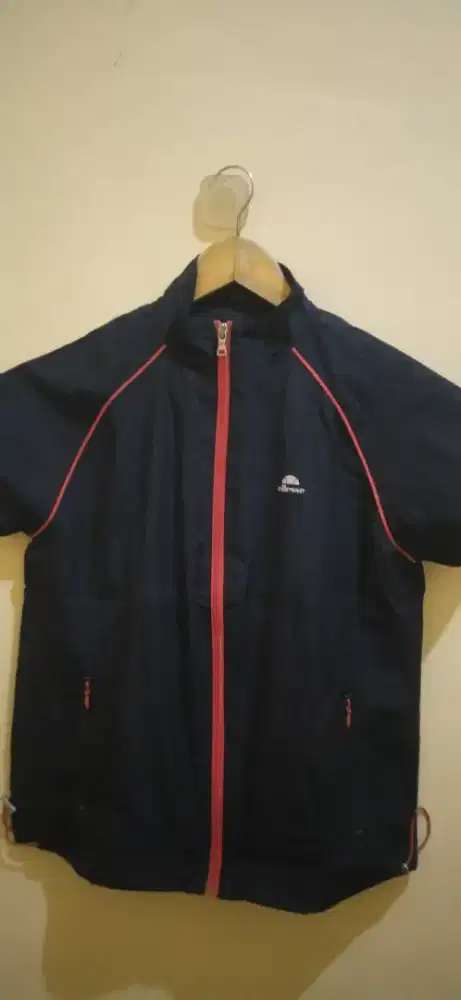 Jaket running ellesse lengan pendek