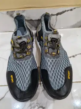 Leedoo sepatu hiking atau sneaker
