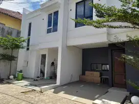 RUMAH MEWAH STRATEGIS 2 LANTAI NEMPEL DEPOK TRADE CENTER