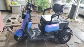 Sepeda Listrik Roda 3 mulus belum setahun