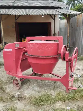 Mixer Cor Beton Iron Globe Mesin Dongfeng Mulus Siap Pakai