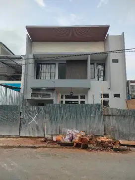 Rumah baru row jalan lebar with pool hadap timur di Griya loka