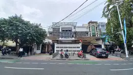 Rumah Mewah pinggir jalan raya Tebet dilengkapi swimming pool
