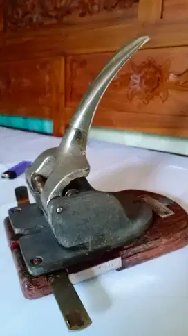 PELUBANG KERTAS KOLONIAL.