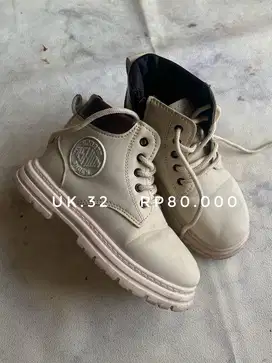 Sepatu booth anak