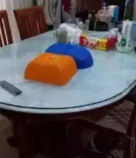 Meja makan marmer