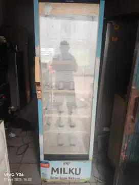 Di jual cepat showcase 5 rak jumbo