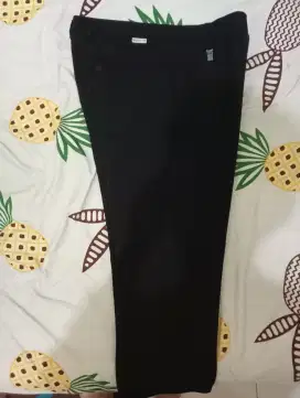 Celana Bahan Giova Hitam