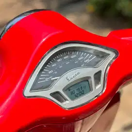 Piaggio Vespa Primavera IGET 150 TAHUN 2016 warna Merah.