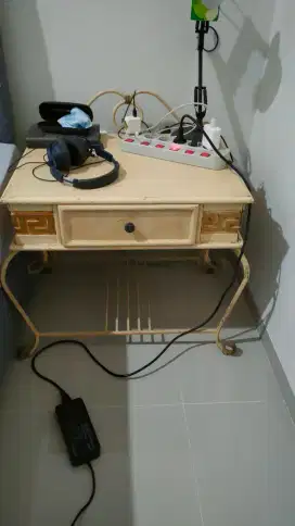 Sepasang Meja retak seribu versace