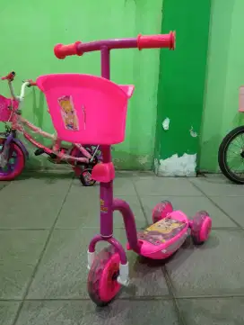 Sekuter anak warna pink