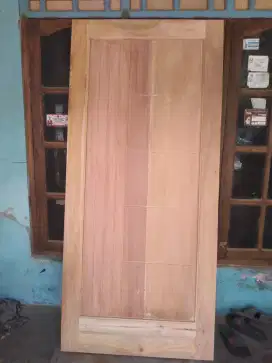 Pintu utama mahogani
