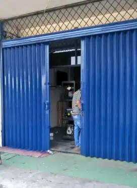 Folding gate rooling door