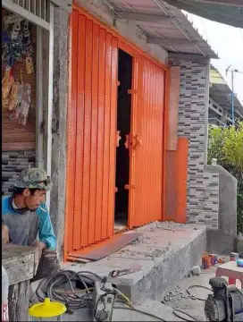 Folding gate rooling door