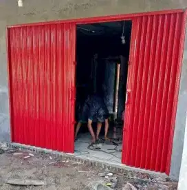 Folding gate rooling door