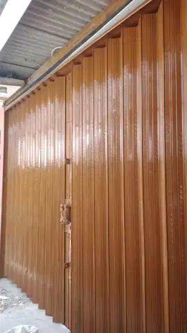 Folding gate rooling door