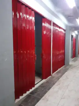 Folding gate rooling door