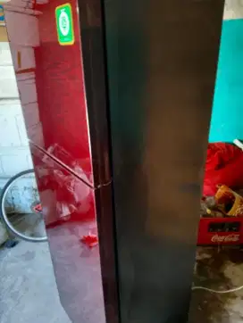 Menerima barang rusak kulkas