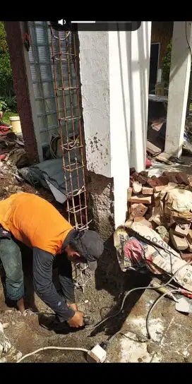 Menawarkan jasa pembagunan atau renovasi rumah dan bersih2 kebun