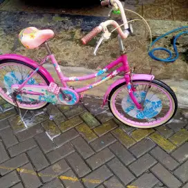 Sepeda anak perempuan merk 'Pacifik casella 1.0' warna pink