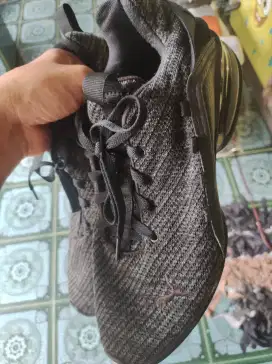 Sepatu olahraga pria merk puma