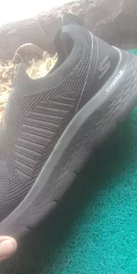 Jual seatu skechers jarang pakai full black 700 rb nego dikit