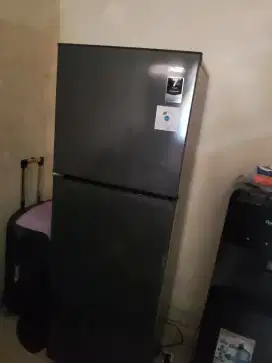 Kulkas 2 pintu merk Aqua
