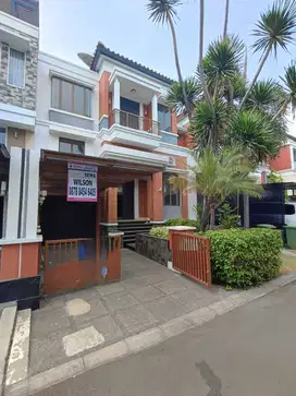 Rumah dengan fasilitas kolam renang, lapangan tenis di kelapa gading