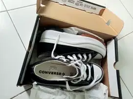 Di jual sepatu merk Converse masih baru