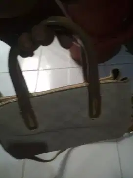Di jual tas wanita masih baru. Belum pernah di pakai di simpan lemr aj