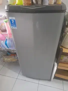 Dijual kulkas rusak compresor mati merk aqua 1 pintu