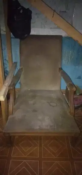 Kursi tua bahan kayu nya ga tau