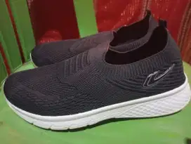 Sepatu pria bekas