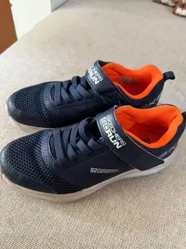 Sepatu sport warna navy