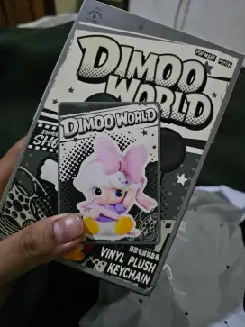 DIMOO WORLD VINYL PLUSH KEYCHAIN. SELECTED DAISY.
