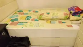 Dipan kayu 120x200 dilengkapi lemari bawah & lemari cradeza