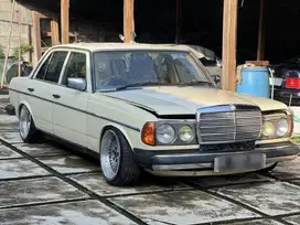 Mercedes Benz W123 230E