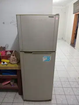 Di jual kulkas 2 pintu