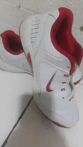 No 45 nike Edisi kegedean banget dipake ga sampe 3x talinya lupa taruh