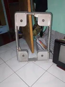 Alas kaki untuk kulkas dan mesin cuci
