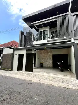 Rumah Elegan Kontemporer Hanya 50 meter dari Jalan Purwomartani