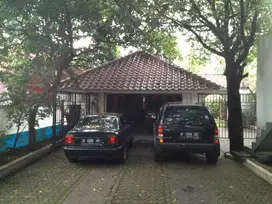 Rumah 2 Bangunan Halaman Luas Di Cipete