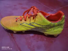 Sepatu Bola Mills dan Kipsta