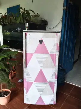 Freezer berdiri dijual murah meriah