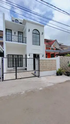 Brand New Rumah 2 Lantai Dengan Lokasi Strategis di Griya Loka BSD