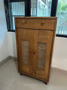 Rak serbaguna kayu dan rotan estetik