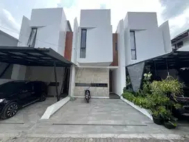 rumah 2 lantai, 1km ke LRT, ekslusif, pinggir jalan,siap huni