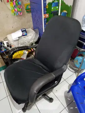 Kursi kantor warna hitam