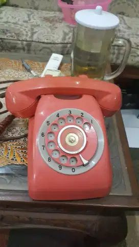 Telepon jadul orange berfungsi